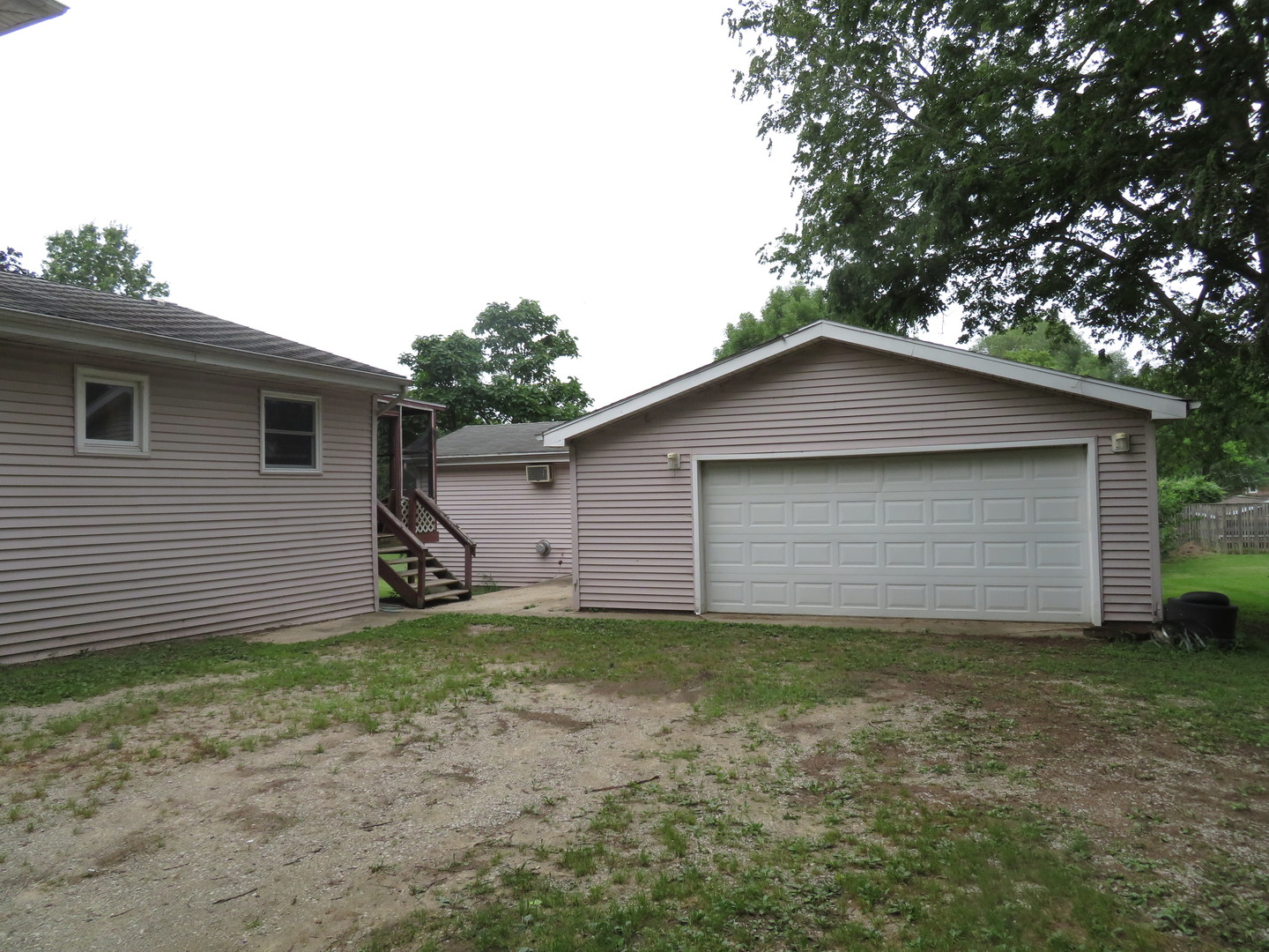 260 West Southmor Road Morris, IL 60450 - Photo 33 of 35 a house that has a tree in front of it