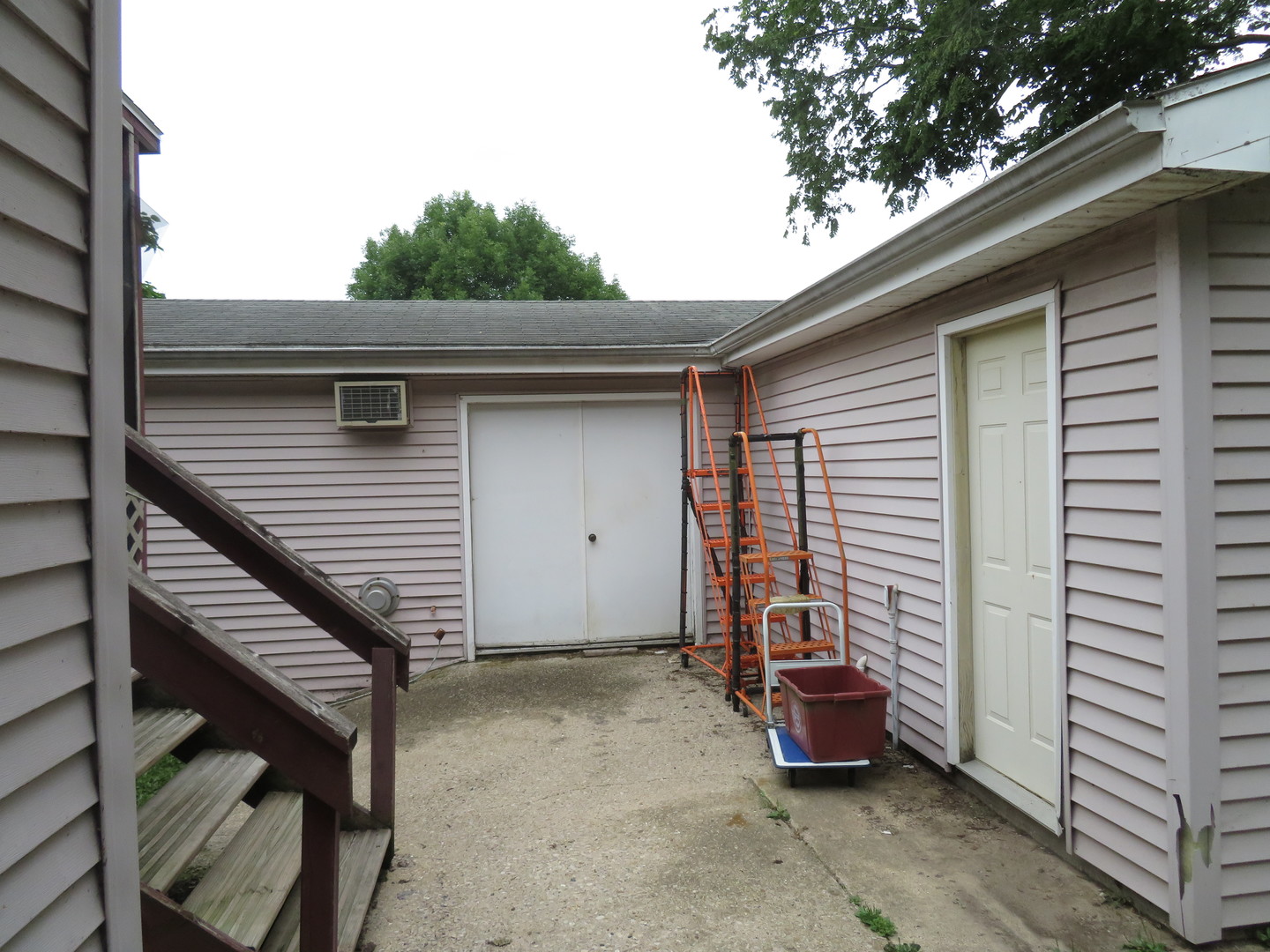260 West Southmor Road Morris, IL 60450 - Photo 34 of 35 a front view of a house