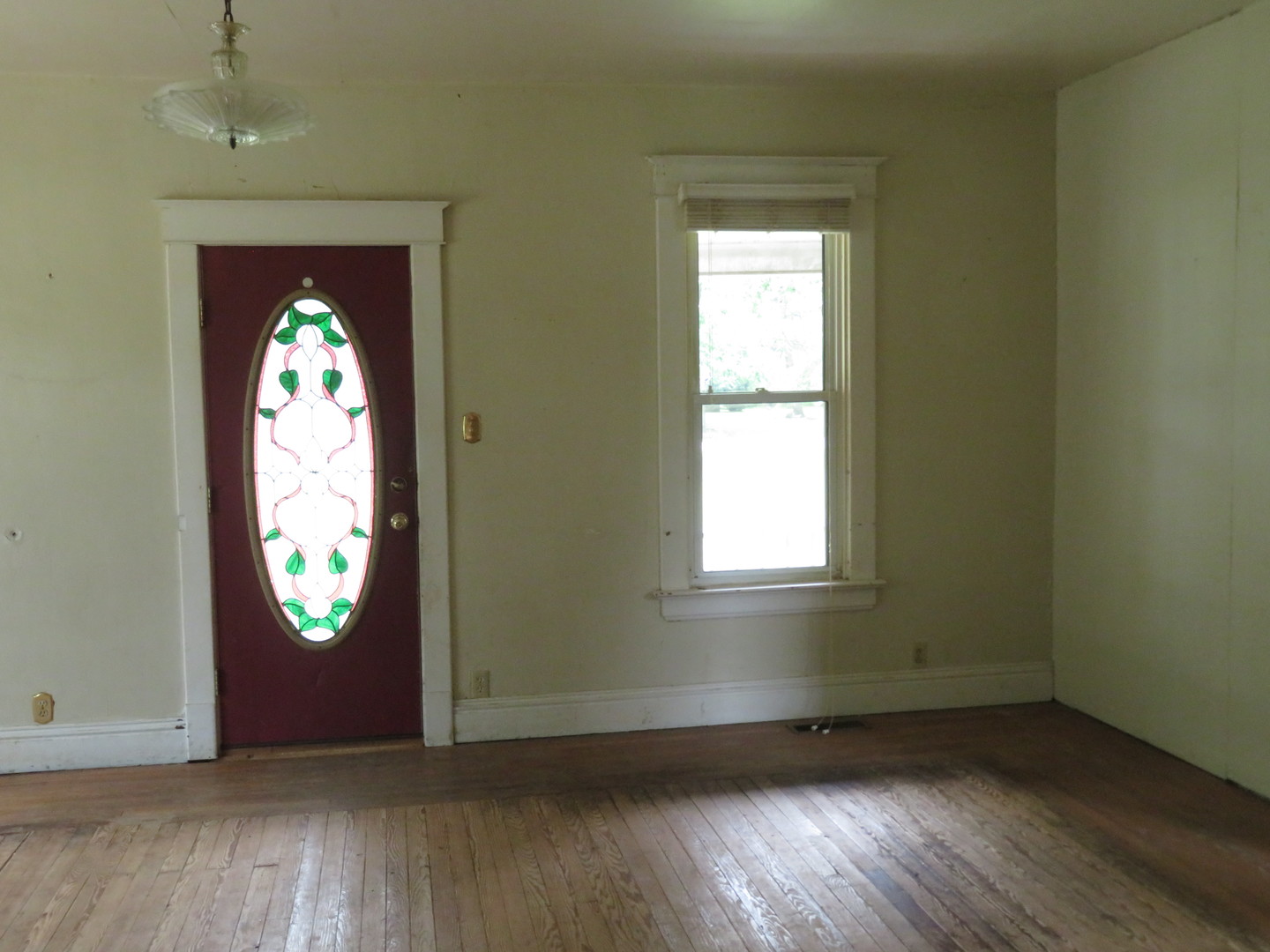 260 West Southmor Road Morris, IL 60450 - Photo 6 of 35 an empty room with wooden floor mirror and windows