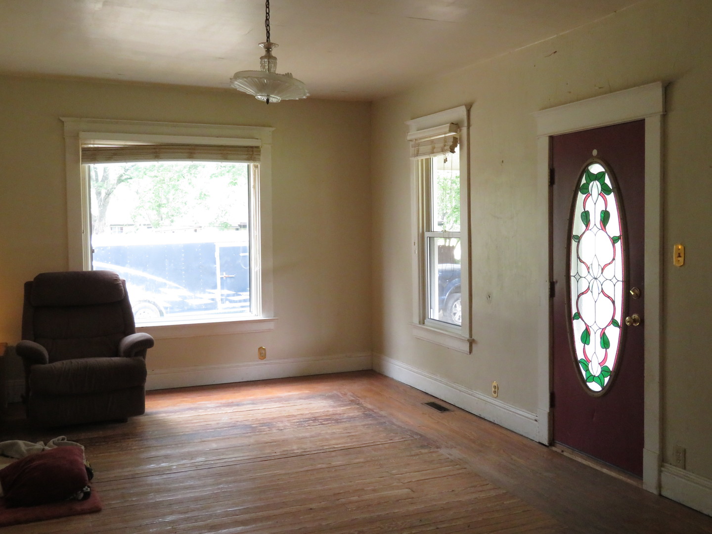 260 West Southmor Road Morris, IL 60450 - Photo 7 of 35 a living room with furniture and a window