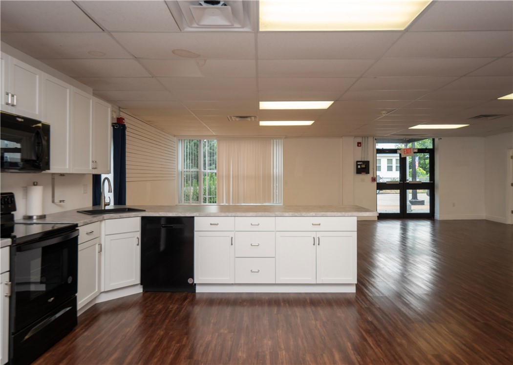 413 High Street Bristol, RI 02809 - Photo 10 of 33