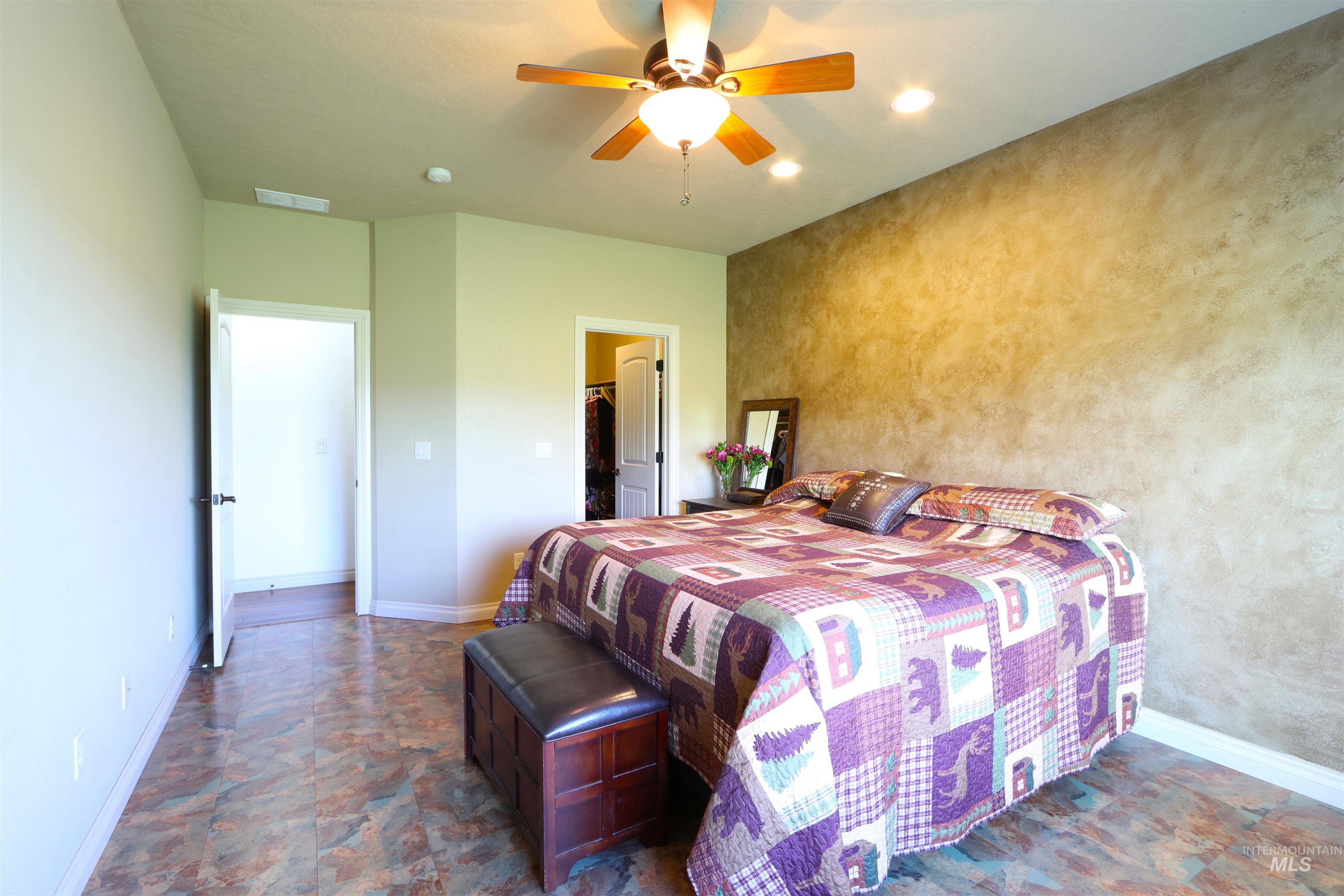 2278 Golf Lane Council, ID 83612 - Photo 10 of 31 Spacious interior featuring a textured accent wall, recessed lighting, and a ceiling fan with integrated light fixture