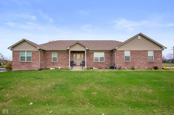 $369,900 | 5026 West Stonehaven Lane, New Palestine, IN 46163