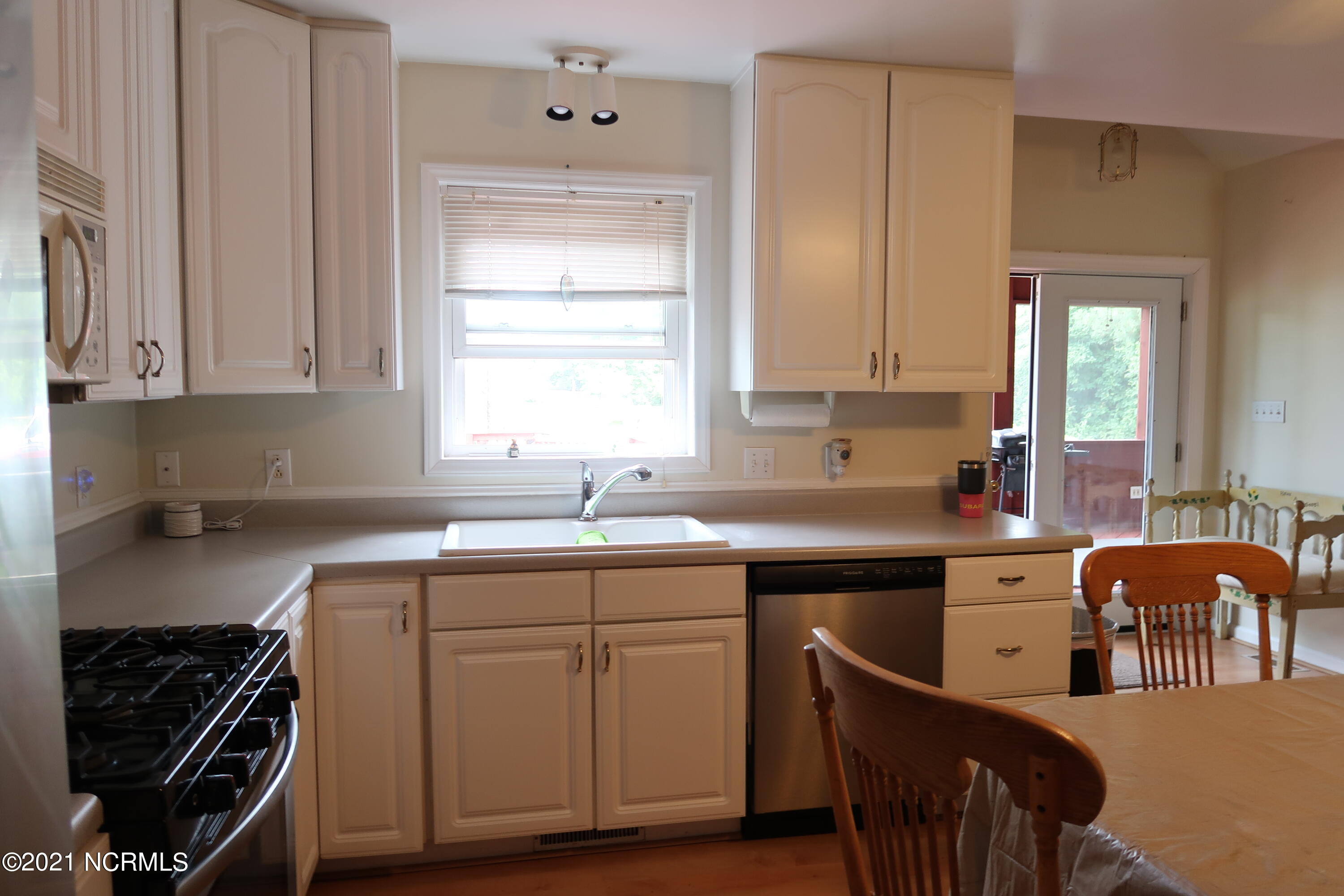 413 East Grantham Road New Bern, NC 28560 - Photo 15 of 56 kitchen