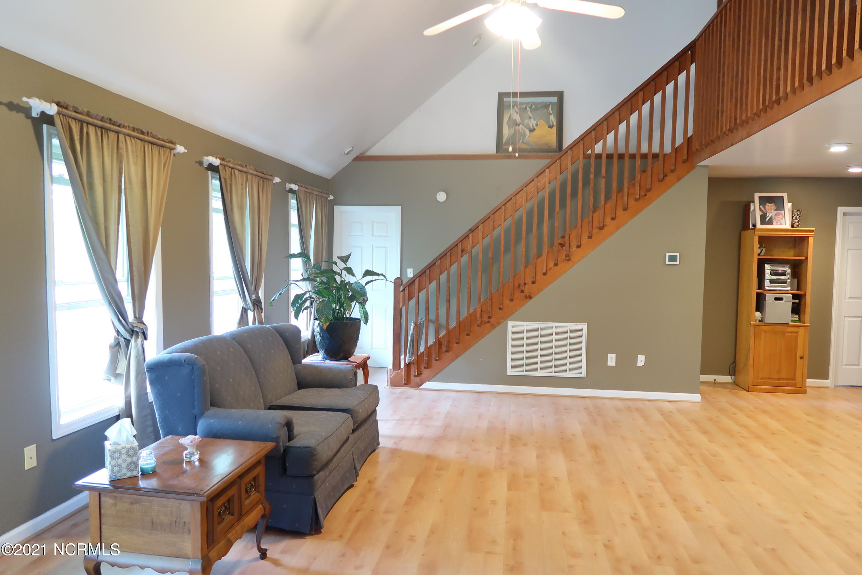 413 East Grantham Road New Bern, NC 28560 - Photo 18 of 56 living room