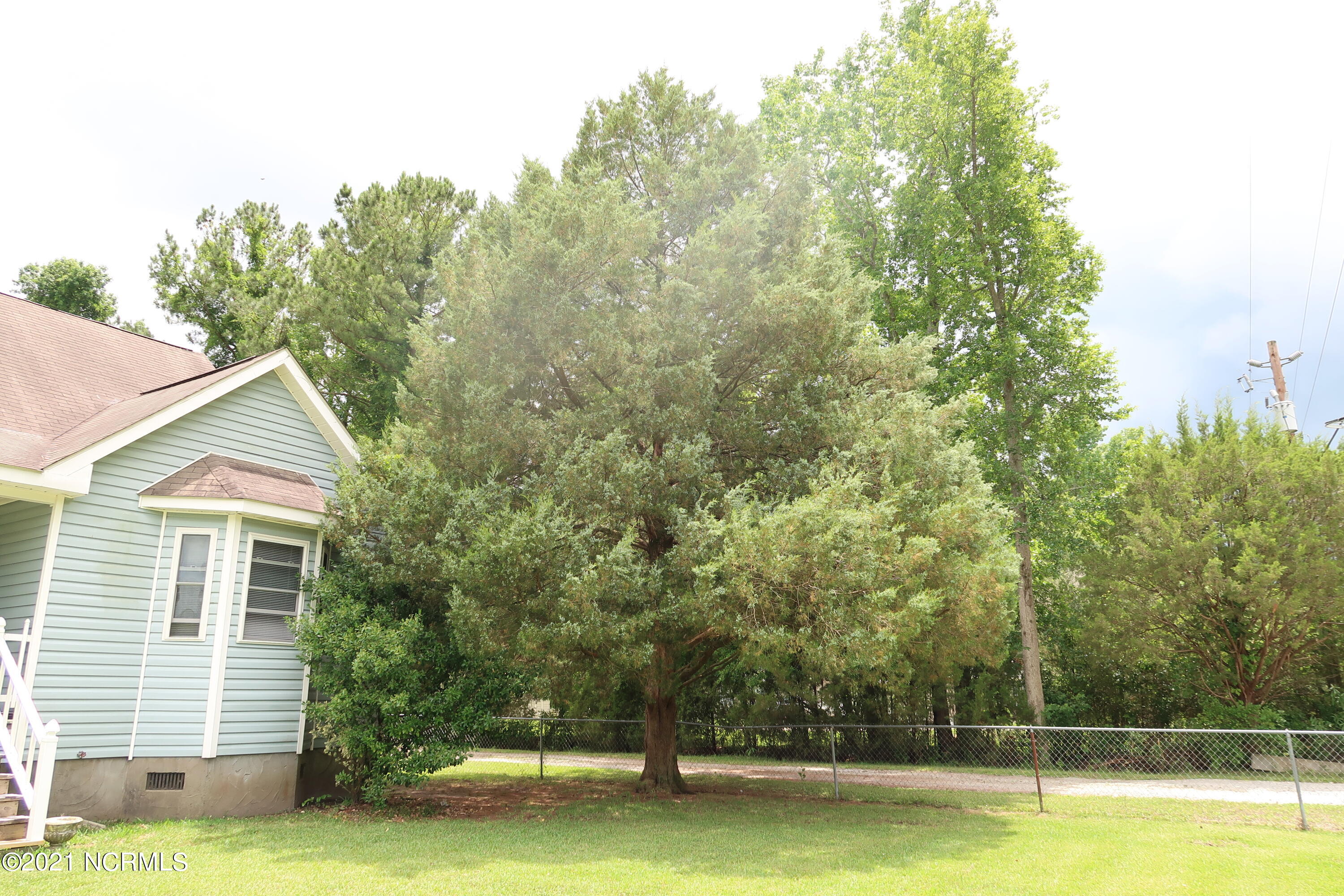 413 East Grantham Road New Bern, NC 28560 - Photo 4 of 56 front yard