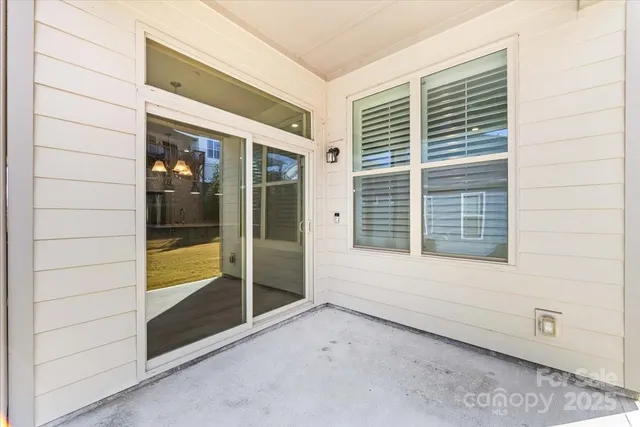 a view of an entryway of the house