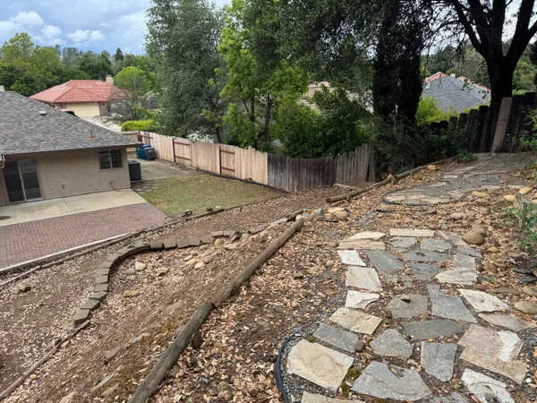a view of a backyard