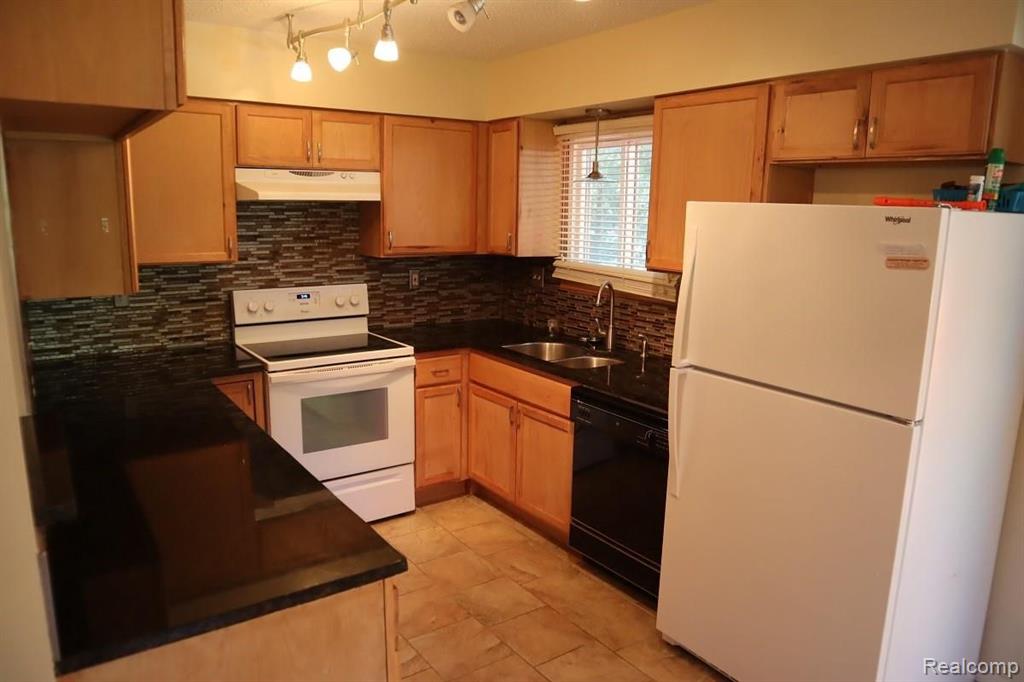 4175 Pinckney Road Howell, MI 48843 - Photo 8 of 23