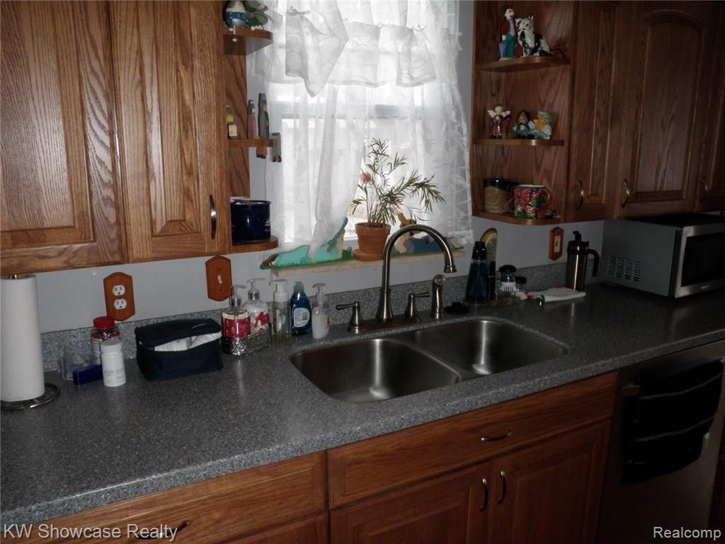 1930 Welch Road Walled Lake, MI 48390 - Photo 5 of 12 004.JPG