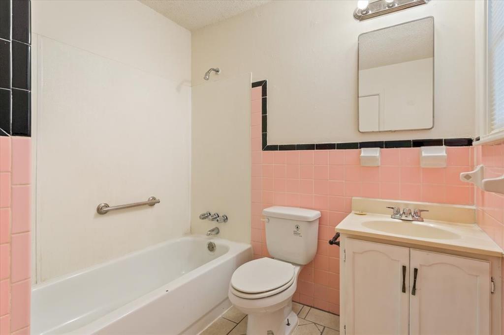 2424 South 26th Street Waco, TX 76706 - Photo 17 of 25 a bathroom with a sink a toilet and a bathtub