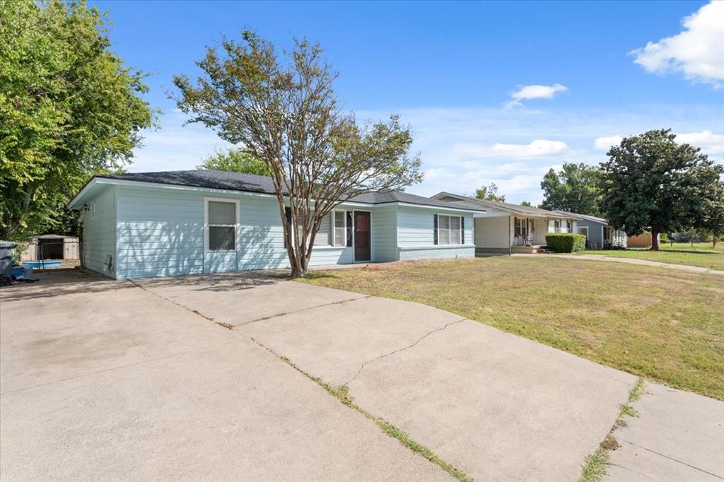 2424 South 26th Street Waco, TX 76706 - Photo 2 of 25 front view of a house with a patio