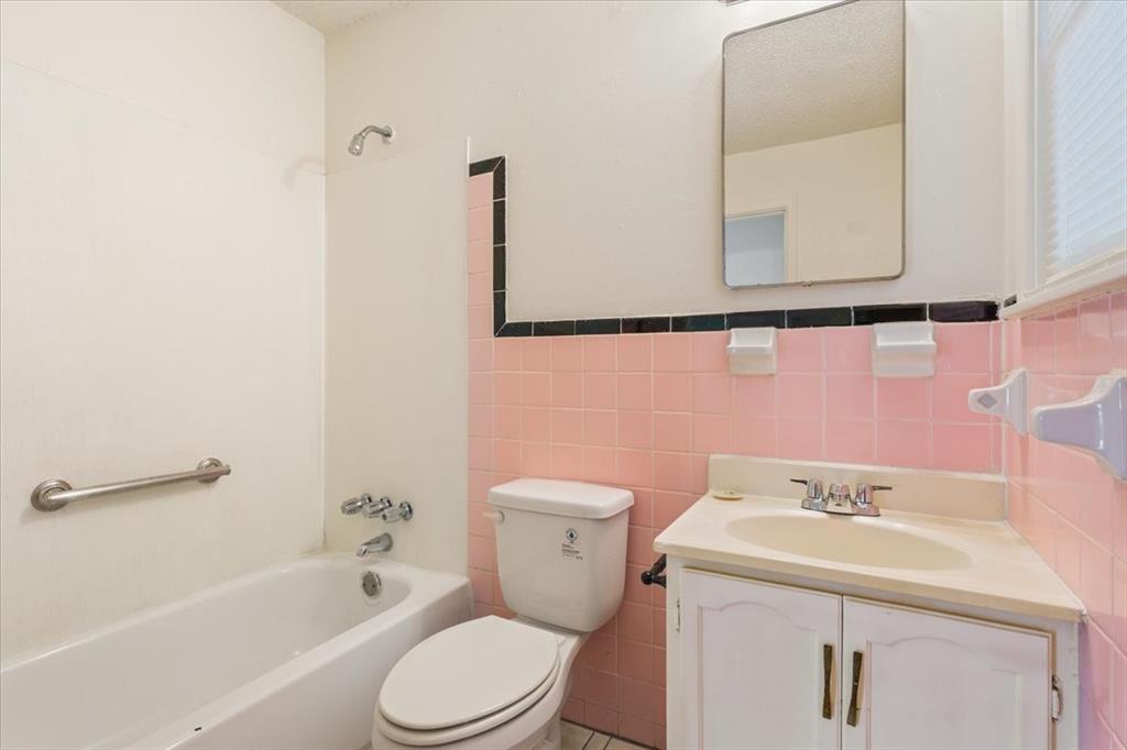 2424 South 26th Street Waco, TX 76706 - Photo 21 of 25 a bathroom with a sink a toilet and shower