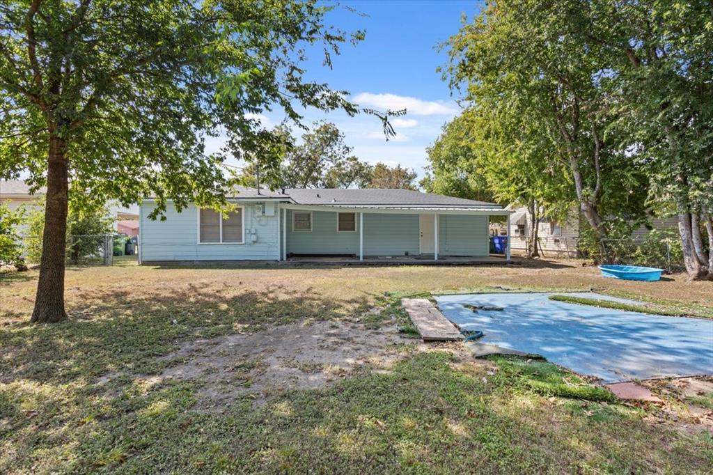 2424 South 26th Street Waco, TX 76706 - Photo 24 of 25 front view of a house with a yard