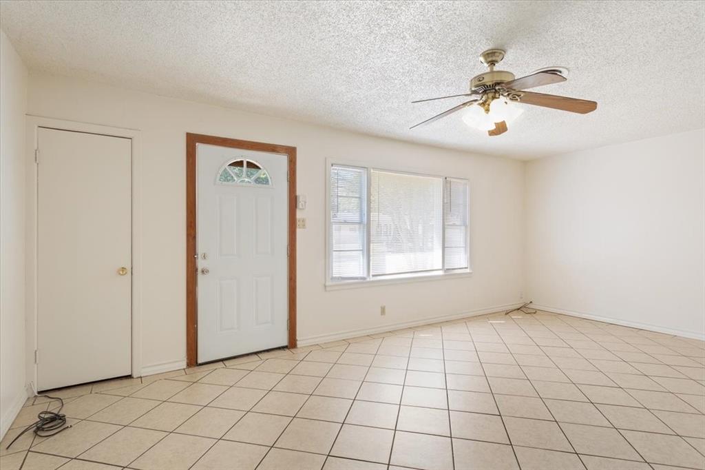 2424 South 26th Street Waco, TX 76706 - Photo 6 of 25 a view of an empty room and window