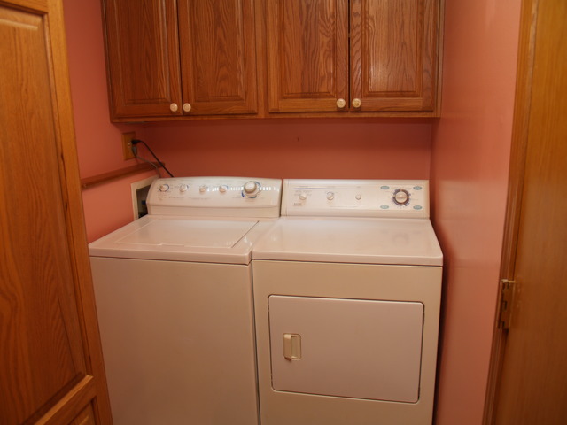 457 Rockhurst Road Bolingbrook, IL 60440 - Photo 18 of 24 a utility room with dryer and washer