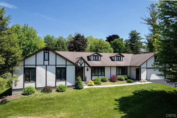 $424,900 | 2 Woodview Terrace, Manlius, NY 13066