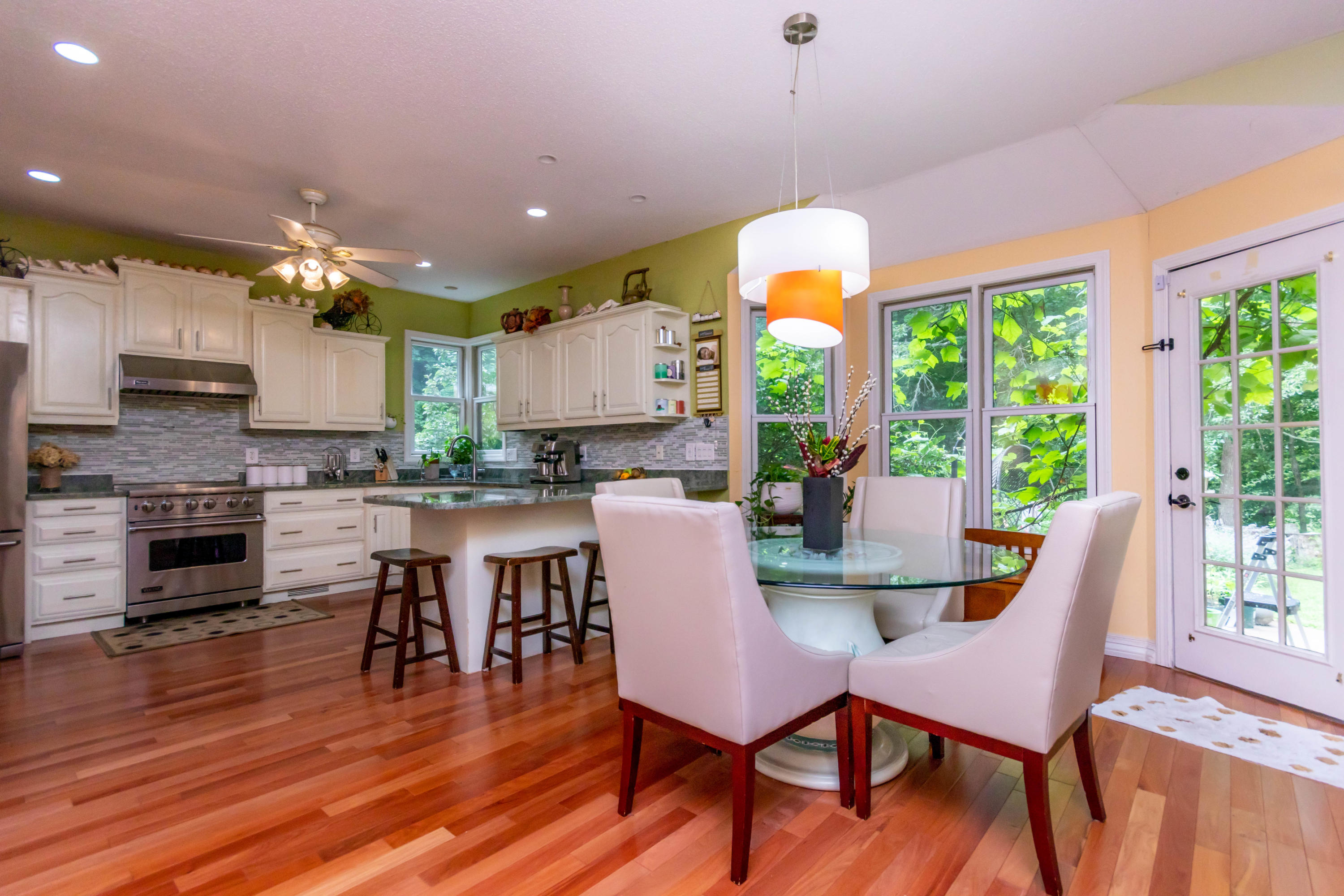 Eat-in kitchen