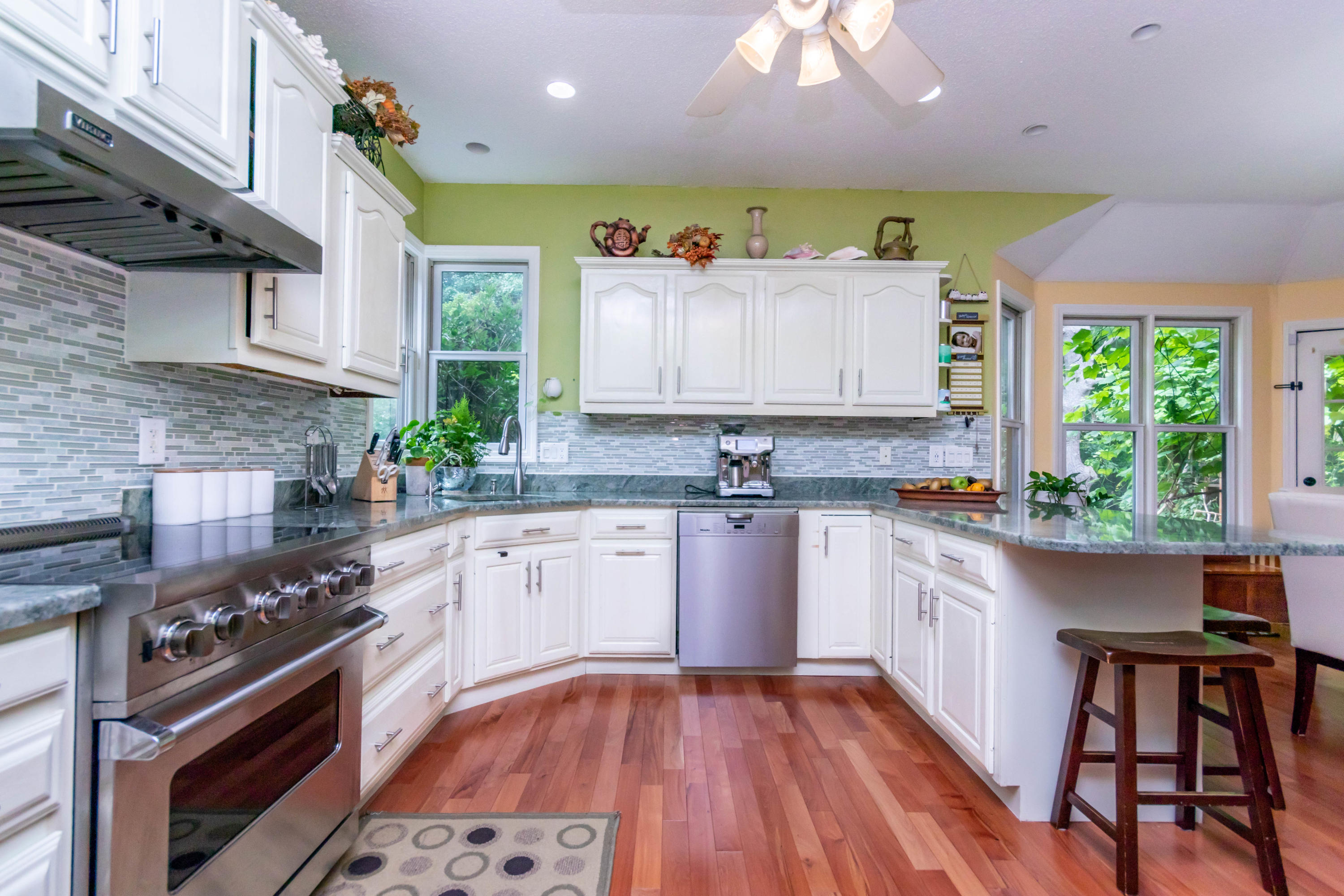 131 Bullivant Farm Road Marion, MA 02738 - Photo 10 of 36 Kitchen with breakfast bar