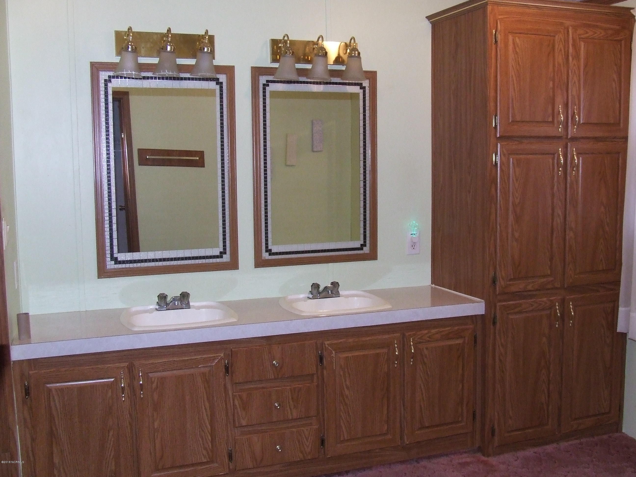 4714 Port Loop Road Southeast Southport, NC 28461 - Photo 29 of 39 MASTER BATH