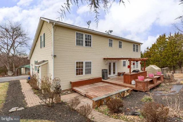 a view of a house with backyard
