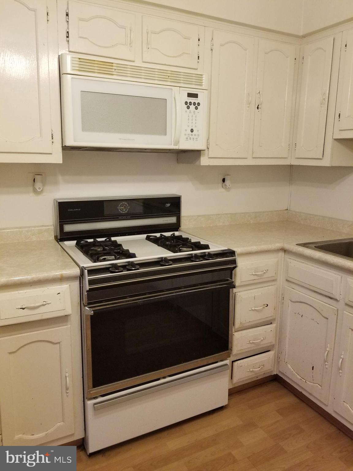 8910 Krewstown Road, Unit 113 Philadelphia, PA 19115 - Photo 4 of 11 Kitchen