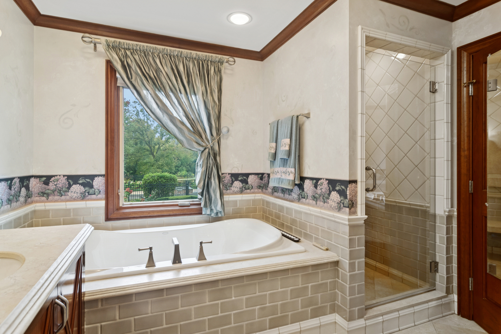 1987 Selkirk Court Inverness, IL 60010 - Photo 22 of 63 a bathroom with a tub sink and mirror