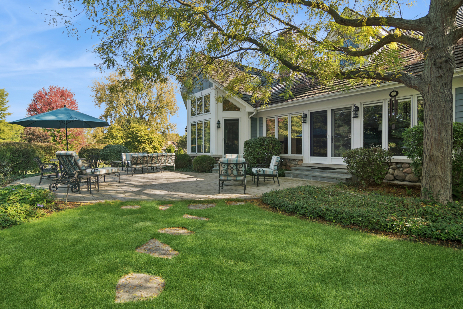 1987 Selkirk Court Inverness, IL 60010 - Photo 42 of 63 a view of a house with backyard garden and sitting area