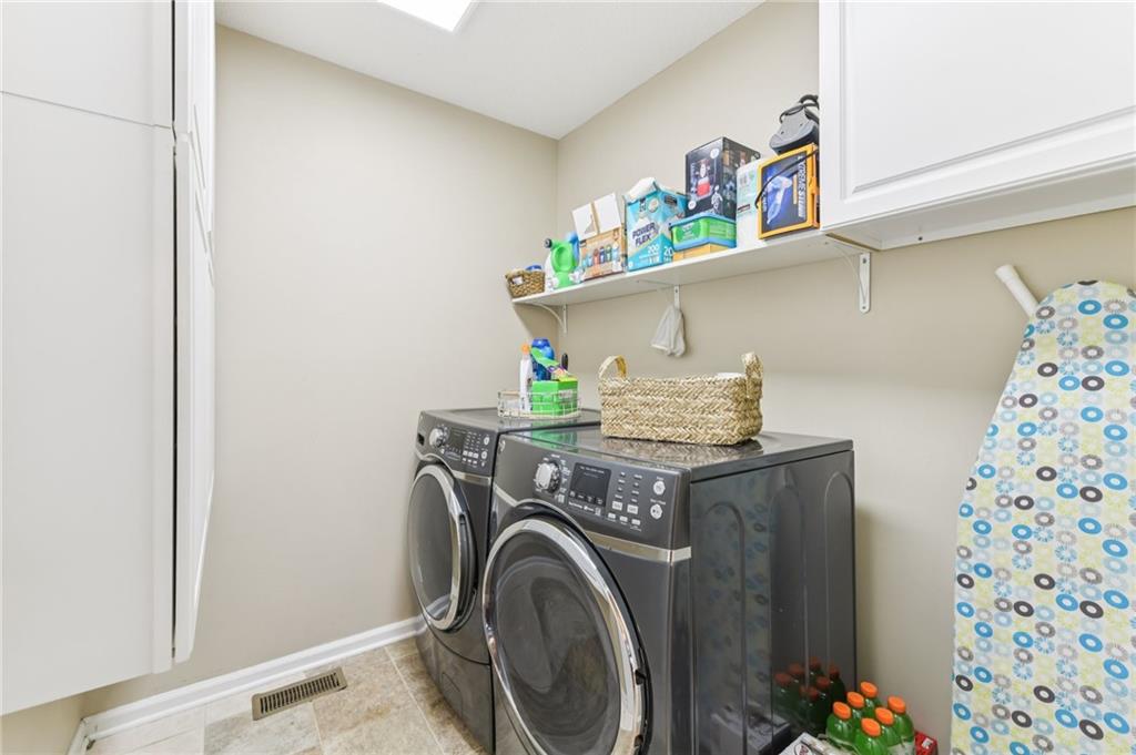 3415 South View Trail Gainesville, GA 30506 - Photo 27 of 65 a utility room with dryer and washer