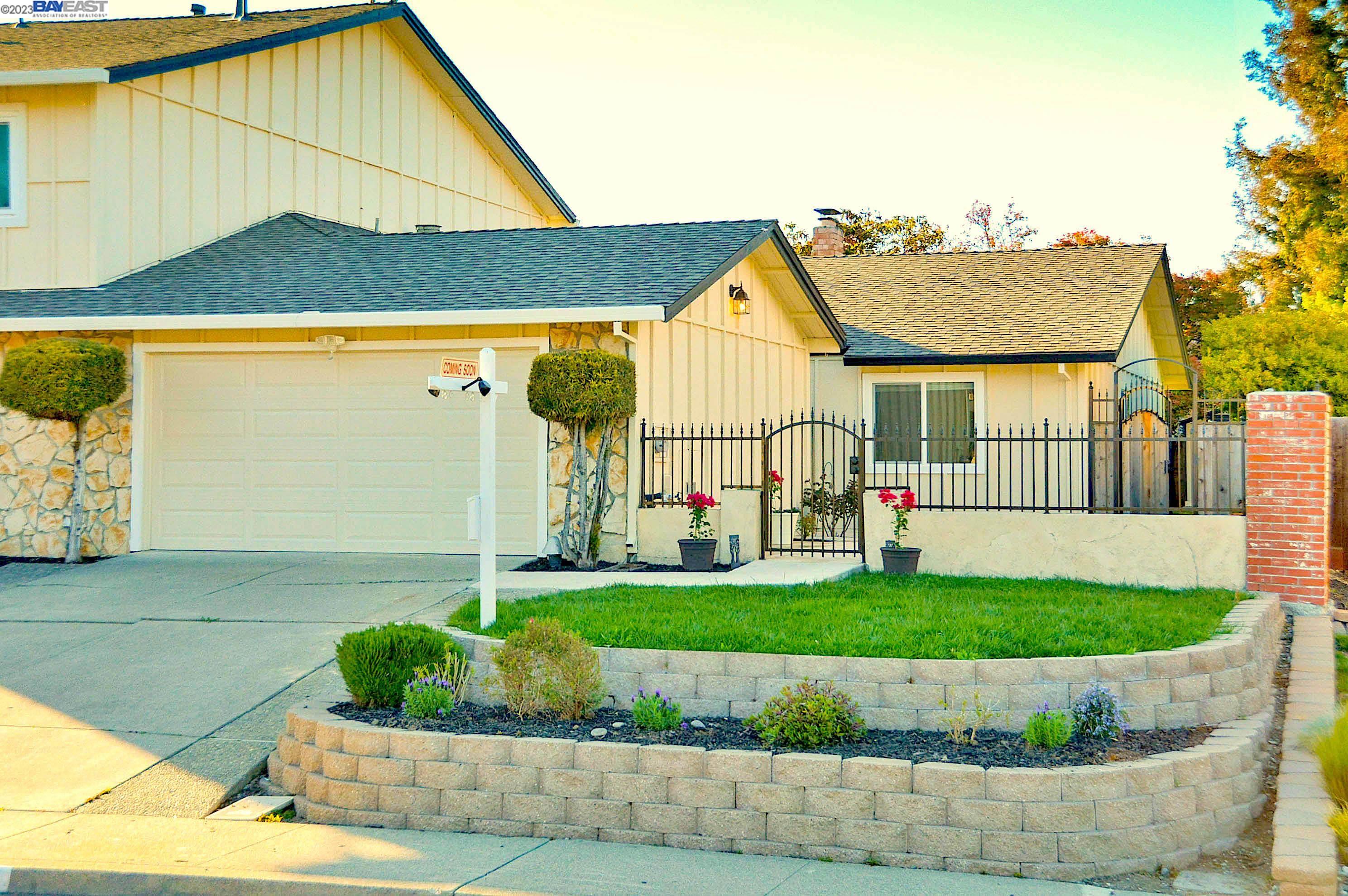 a view of outdoor space yard and balcony