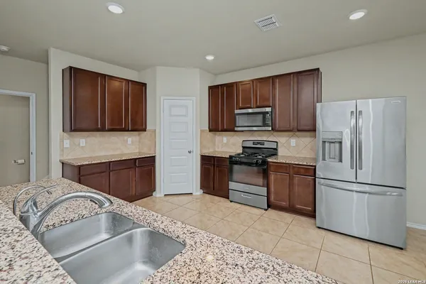 $2,195 | 5602 Daniel Way, St. Hedwig, TX 78152