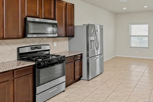 $2,195 | 5602 Daniel Way, St. Hedwig, TX 78152