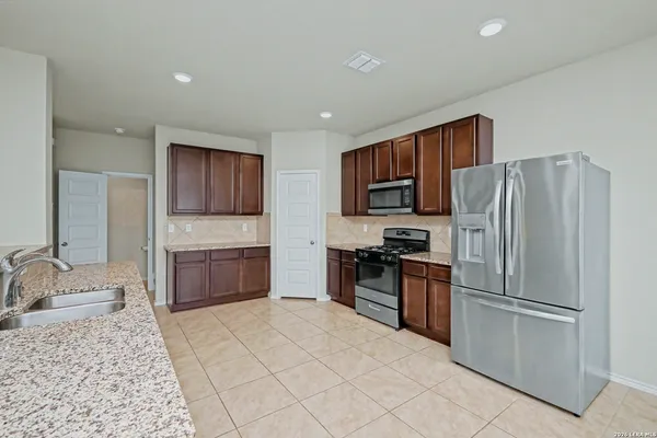 $2,195 | 5602 Daniel Way, St. Hedwig, TX 78152