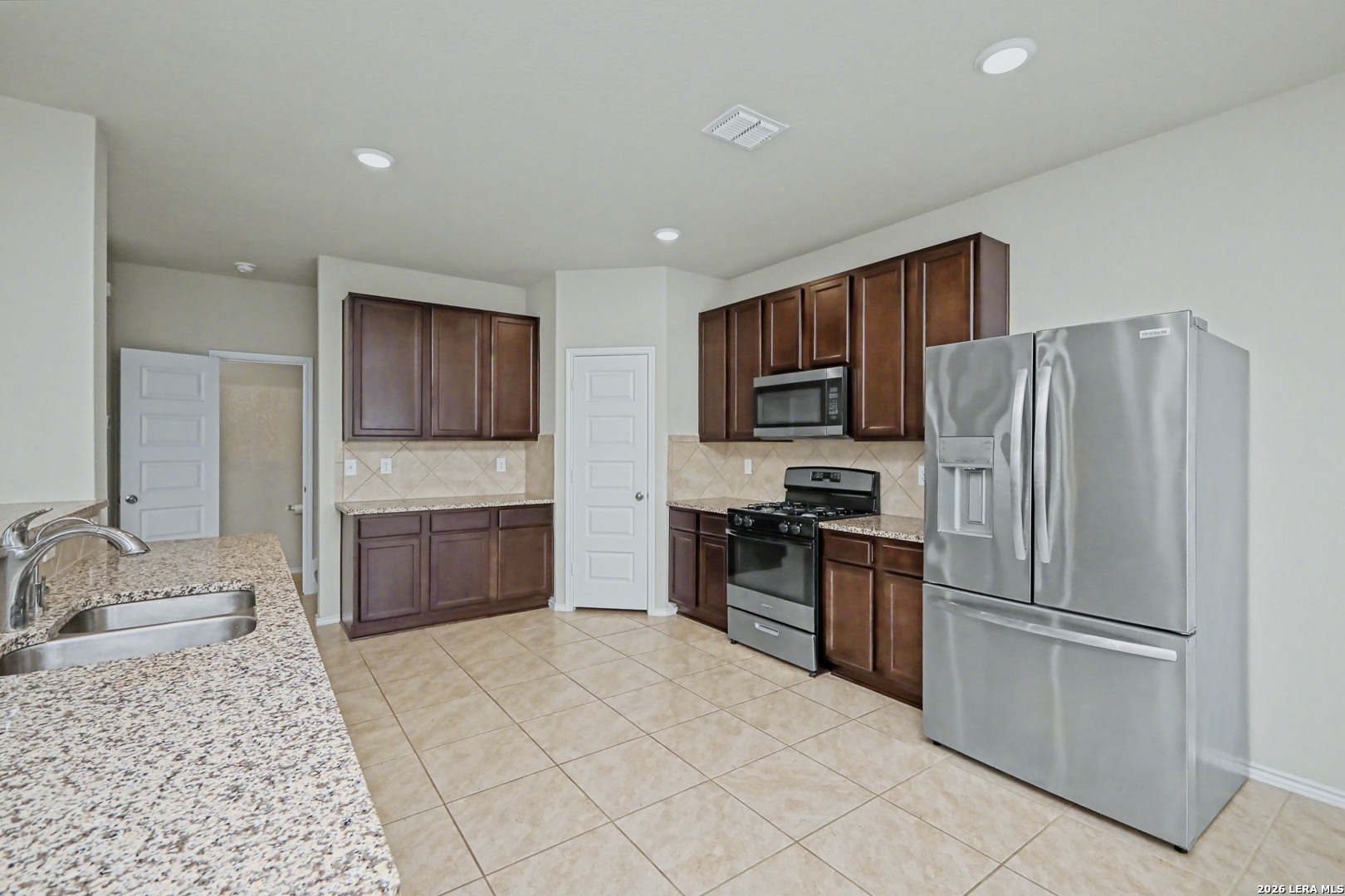 5602 Daniel Way St. Hedwig, TX 78152 - Photo 8 of 20