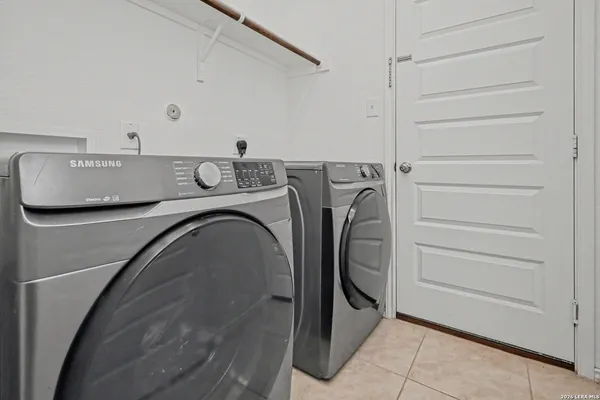 $2,195 | 5602 Daniel Way, St. Hedwig, TX 78152