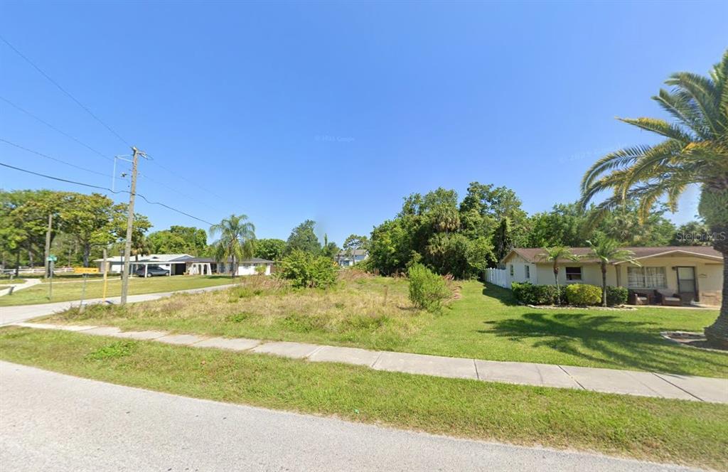 8501 Gulf Way Hudson, FL 34667 - Photo 5 of 10 a view of a house with a big yard