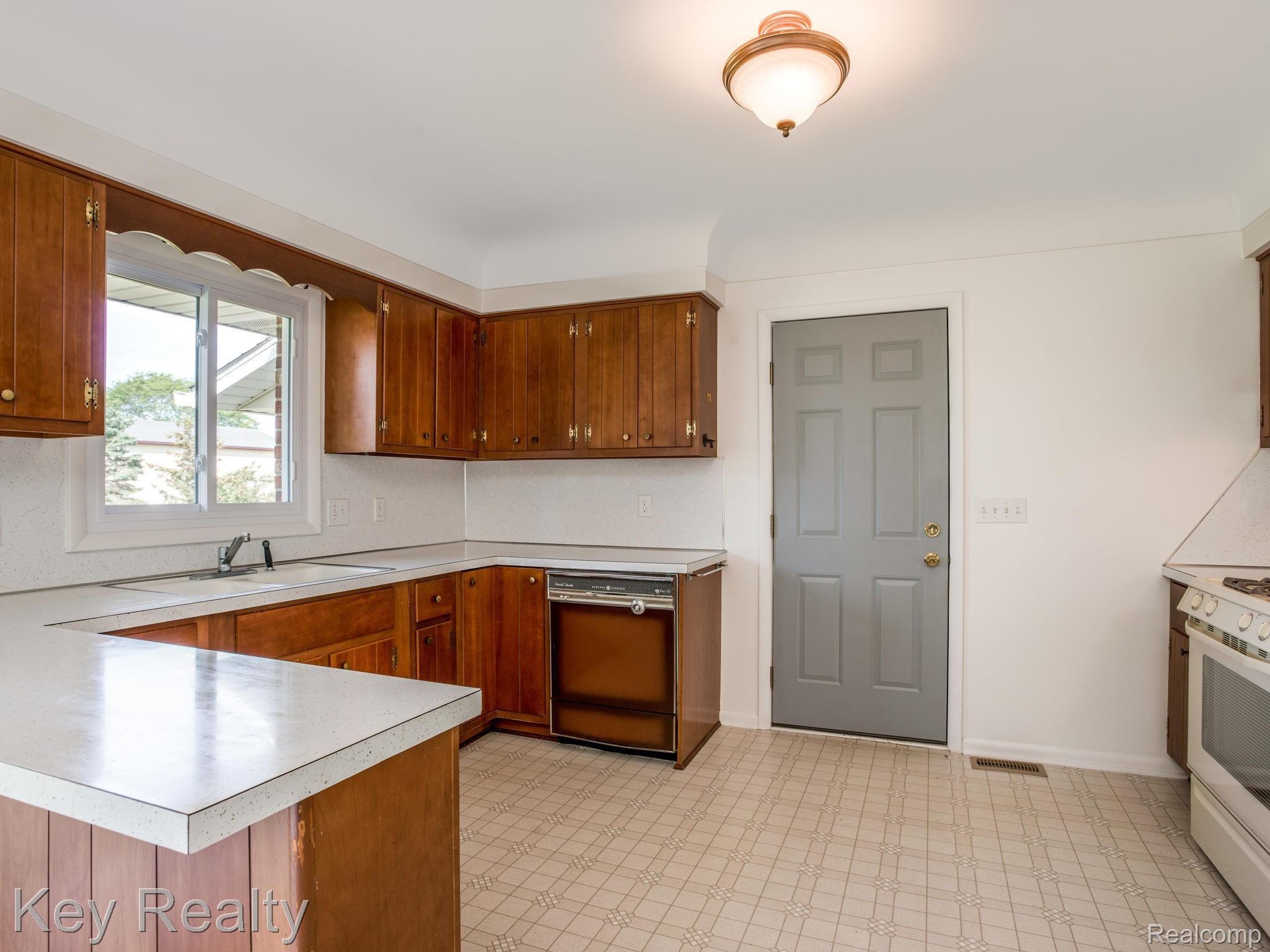 8040 Duffield Road Gaines, MI 48436 - Photo 8 of 25 Large Kitchen!