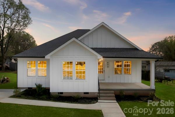 808 3rd Street Kings Mountain, NC 28086 - Photo 2 of 24 a front view of a house with a yard