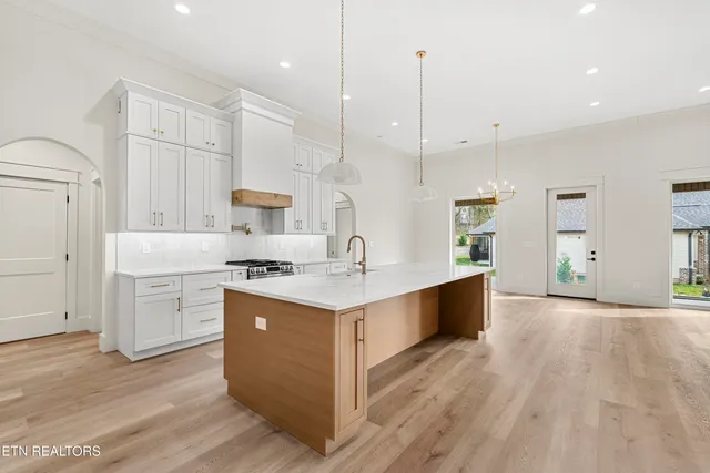 $750,000 | 178 Elokwa Way, Loudon, TN 37774