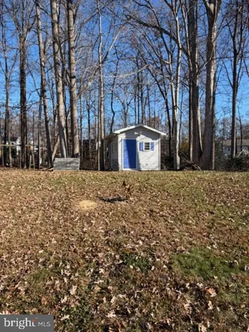 a view of a yard with a house