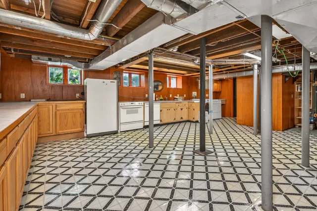 a view of a backyard