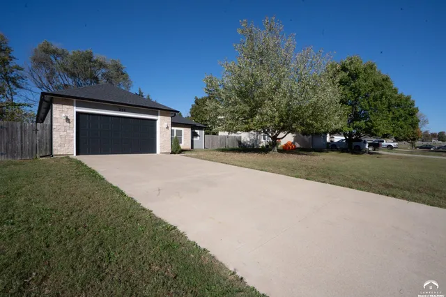 $350,000 | 214 Hillside Drive, Baldwin City, KS 66006