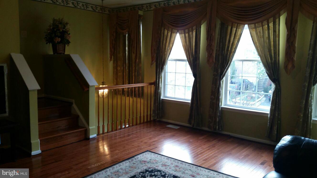 14854 Bolton Road Centreville, VA 20121 - Photo 7 of 22 Living Room