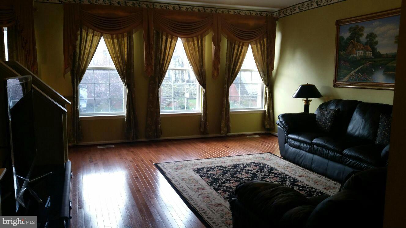 14854 Bolton Road Centreville, VA 20121 - Photo 8 of 22 Living Room