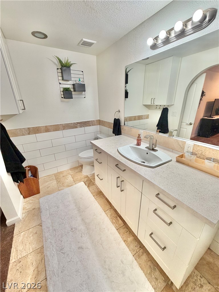 2200 South Fort Apache Road, Unit 2152 Las Vegas, NV 89117 - Photo 42 of 64 Main bath is en-suite.