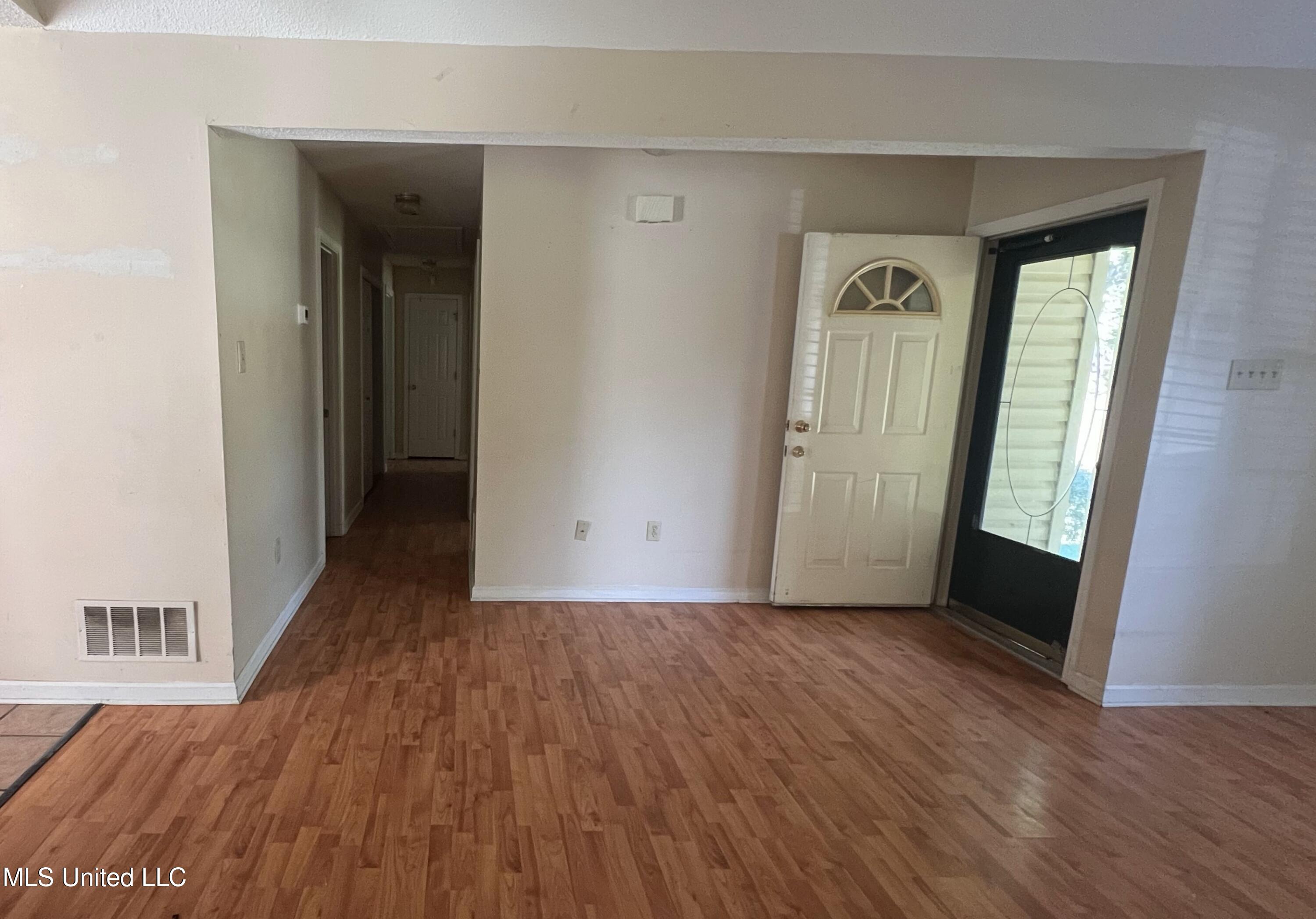 365 Matthews Corner Road Byhalia, MS 38611 - Photo 5 of 15 living View
