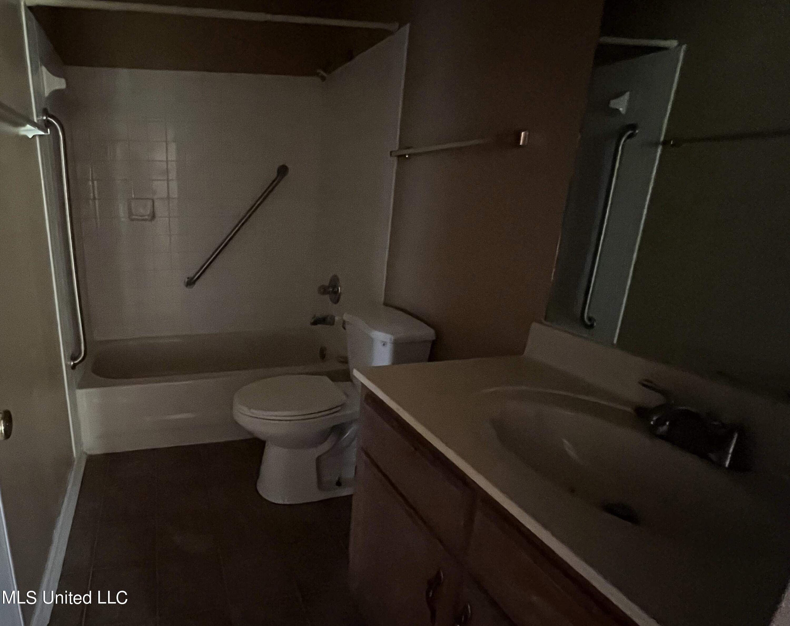 365 Matthews Corner Road Byhalia, MS 38611 - Photo 9 of 15 hall bathroom