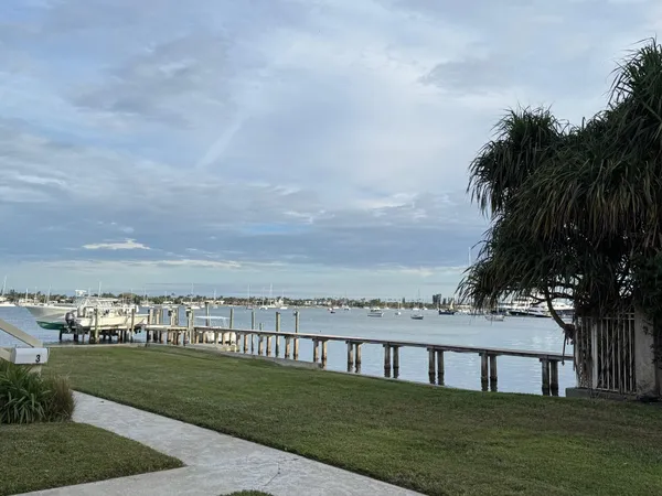 $1,975 | 4802 North Flagler Drive, Unit 2, West Palm Beach, FL 33407