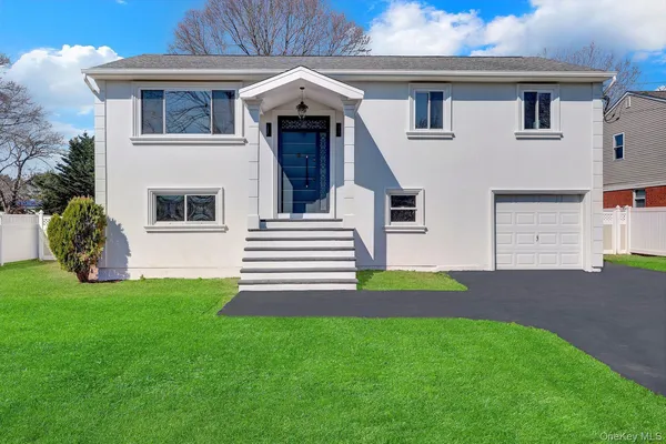 $975,000 | 116 Southern Boulevard, Hauppauge, NY 11788