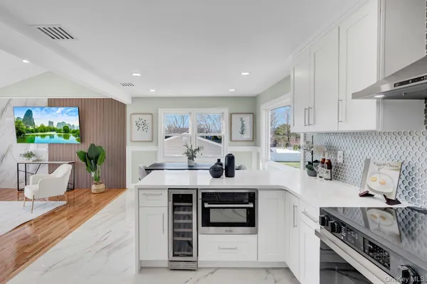 $975,000 | 116 Southern Boulevard, Hauppauge, NY 11788